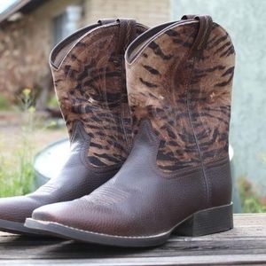 Like new Ariat Boots girls size  5.5